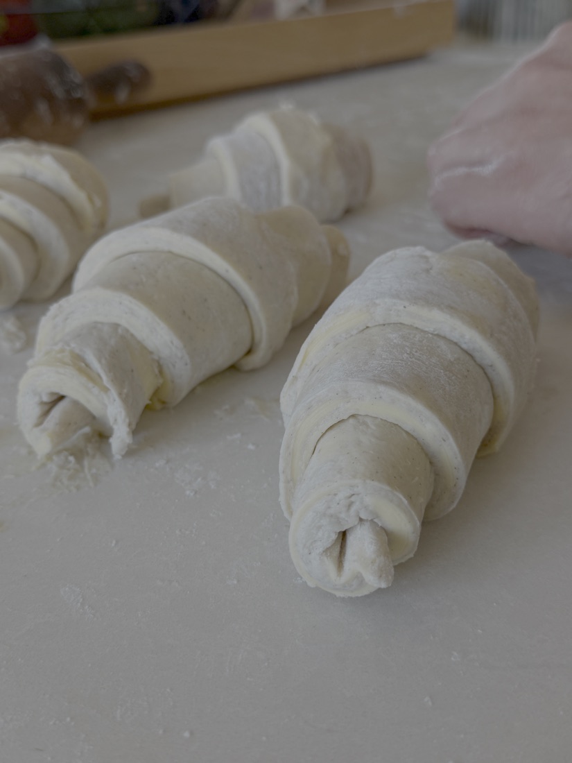 Uformowane, surowe croissanty gotowe do wyrastania