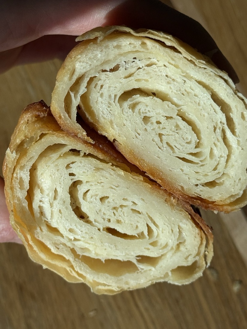 Upieczony, złocisty croissant bezglutenowy